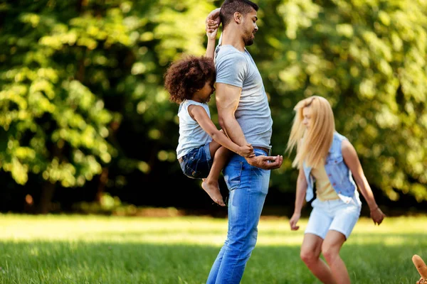 Foto de pareja joven y feliz pasando tiempo con su hija —  Fotos de Stock