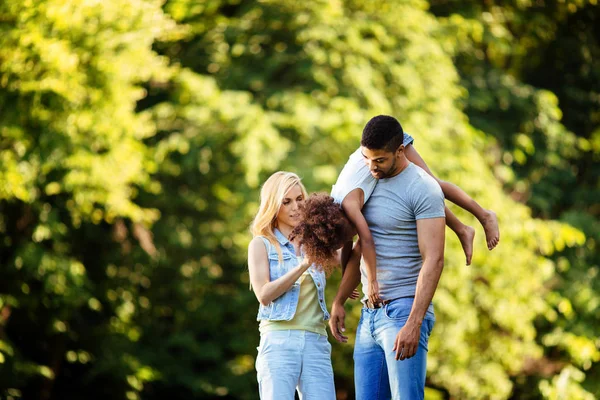 Bild av lyckliga unga paret spendera tid med sin dotter — Stockfoto