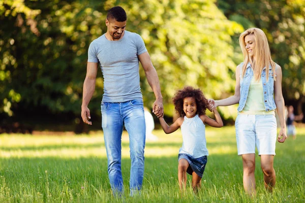 Mutlu genç çiftin kızları ile vakit