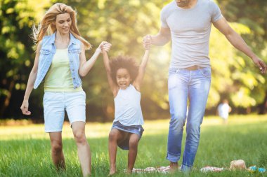 Mutlu genç çiftin kızları ile vakit