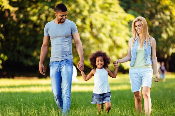 Mutlu genç çiftin kızları ile vakit