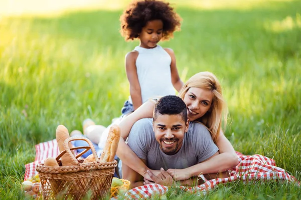 Szczęśliwa rodzina zabawy czas na piknik — Zdjęcie stockowe