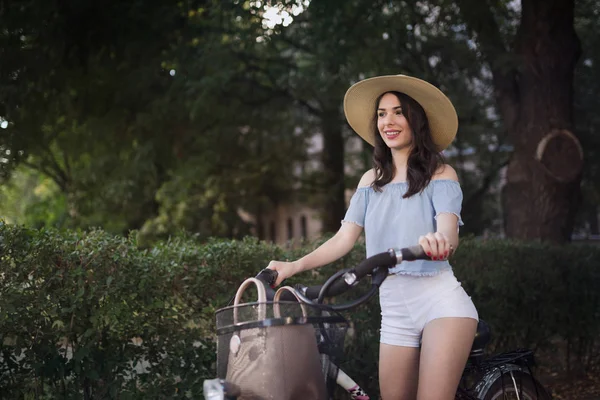 Porträt einer schönen Frau, die die Zeit auf dem Fahrrad genießt — Stockfoto