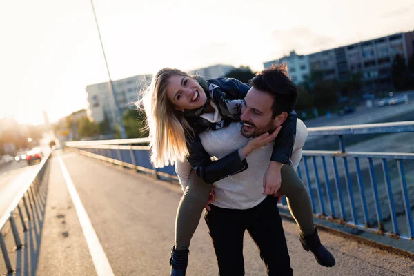 Mutlu genç çekici çift birlikte vakit