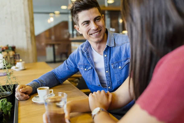 Lokantadaki mutlu genç çift