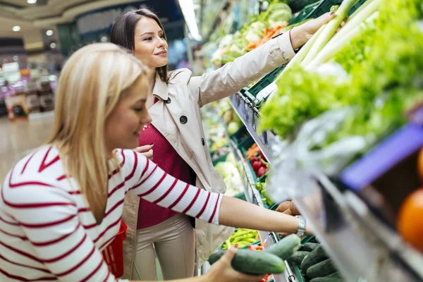 Mulheres bonitas Compras — Fotografia de Stock