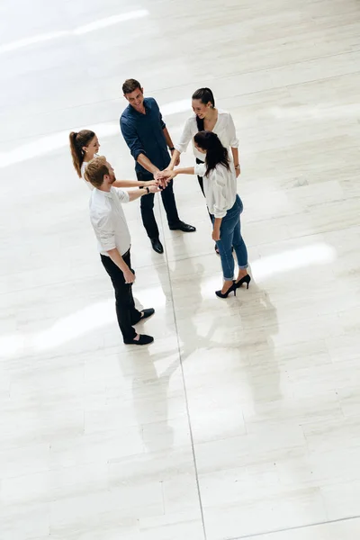 Zakelijke Teamwerk Mensen Met Gekoppelde Handen Unie Bovenaanzicht — Stockfoto