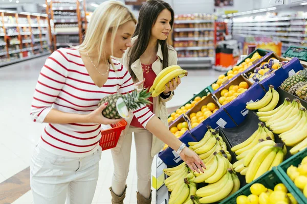 Schöne Frauen einkaufen Früchte — Stockfoto