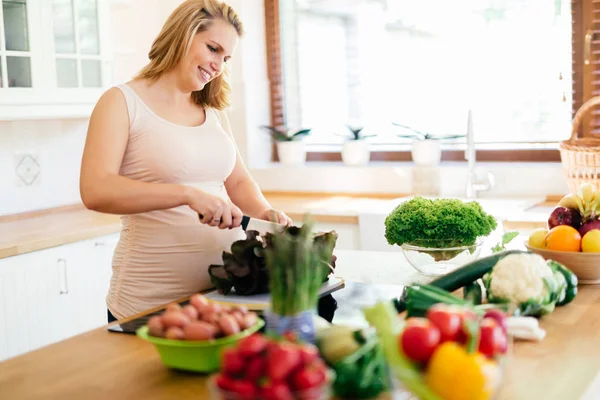 Mujer haciendo una comida en la cocina —  Fotos de Stock