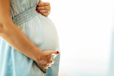 Güzel hamile kadın.