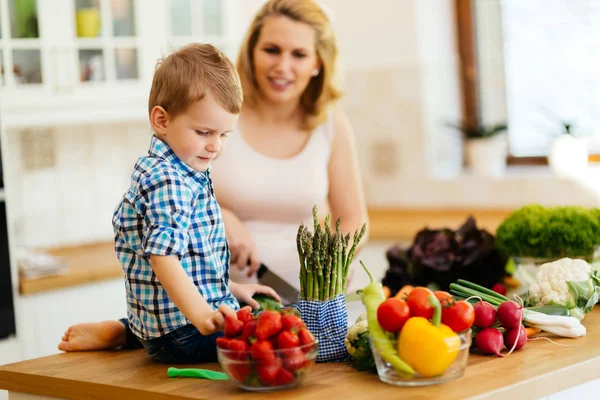 kadın oğluyla yemek hazırlama