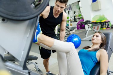 Güzel kadın bacak egzersizleri yapıyor