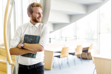  Akıllı adam bir kitap okuma ben