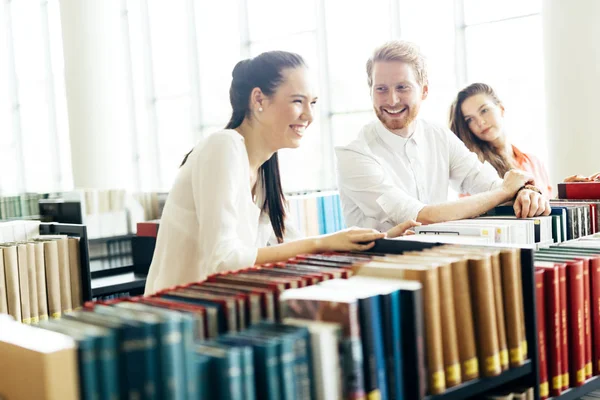 Grupo de estudiantes que estudian en la biblioteca — Foto de Stock