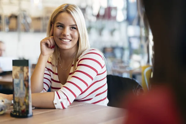 Hermosas mujeres en la cafetería — Foto de Stock