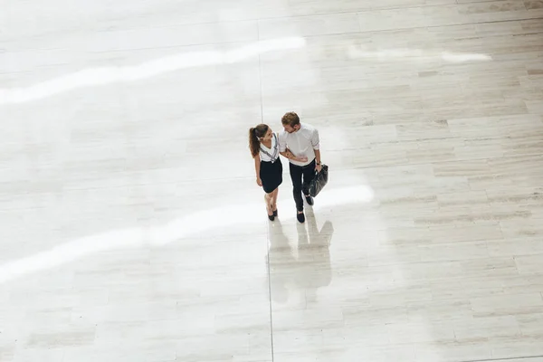 Pareja de negocios caminando juntos — Foto de Stock