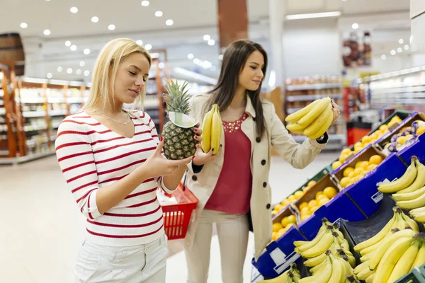 Mooie vrouwen winkelen vruchten — Stockfoto