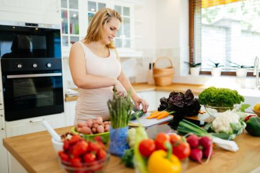 Mutfak adada yemek hazırlama kadın