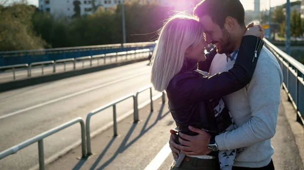 Romântico jovem casal feliz — Fotografia de Stock