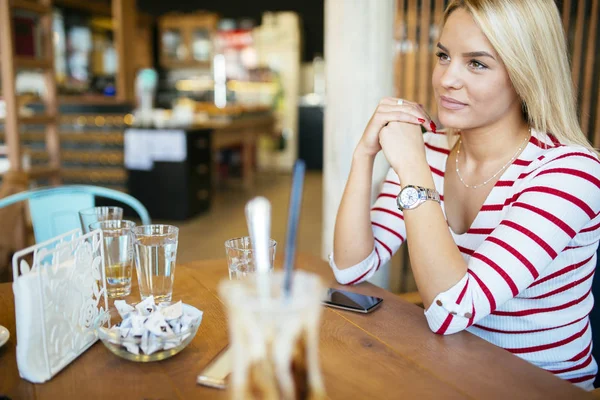 Belle femme au repos dans un café — Photo