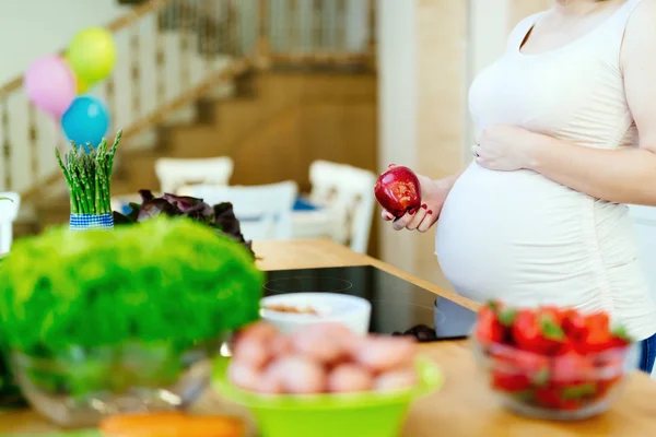 Pregnant woman healthy diet — Stock Photo, Image