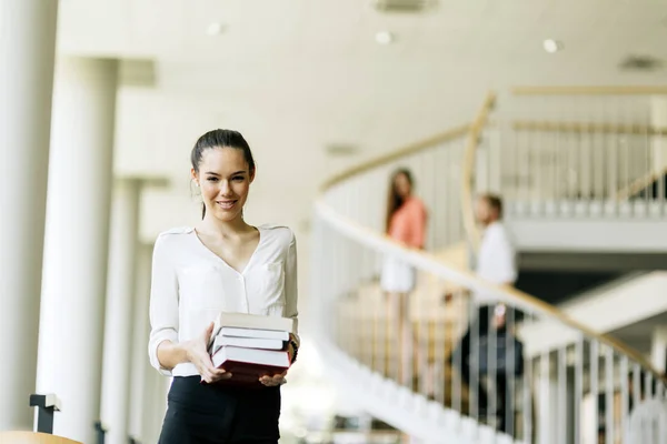 Hermosa mujer sosteniendo libros — Foto de Stock