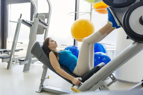 Spor salonunda egzersiz kadın — Stok fotoğraf