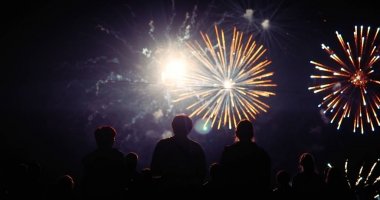 Kalabalık havai fişek izlerken