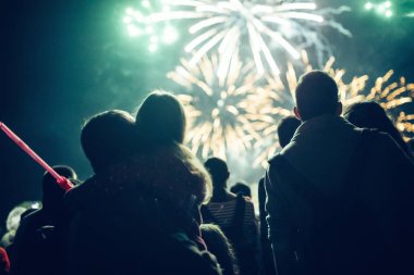Kalabalık havai fişek izlerken
