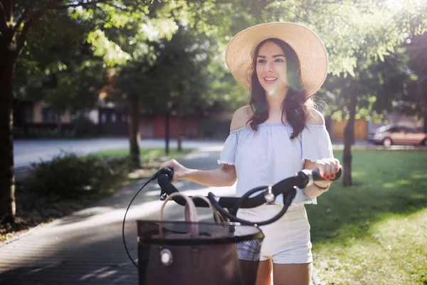 Porträt einer schönen Frau, die die Zeit auf dem Fahrrad genießt — Stockfoto