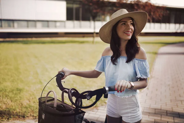 Porträt einer schönen Frau, die die Zeit auf dem Fahrrad genießt — Stockfoto