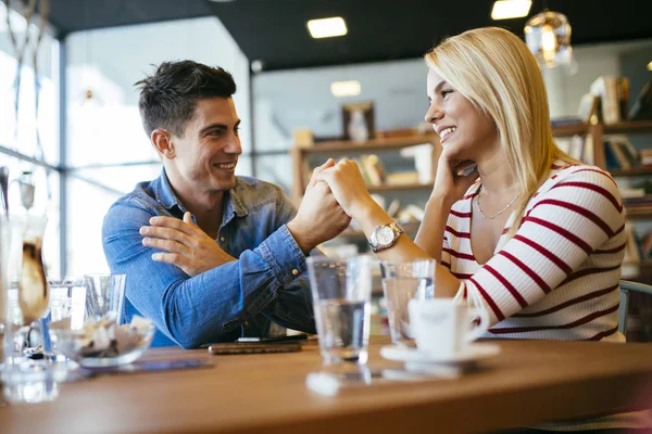 Прекрасная пара влюбленных флиртует в кафе — стоковое фото