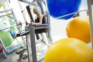 Güzel kadın spor salonunda eğitim