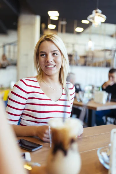 Hermosa mujer disfrutando de bebidas —  Fotos de Stock