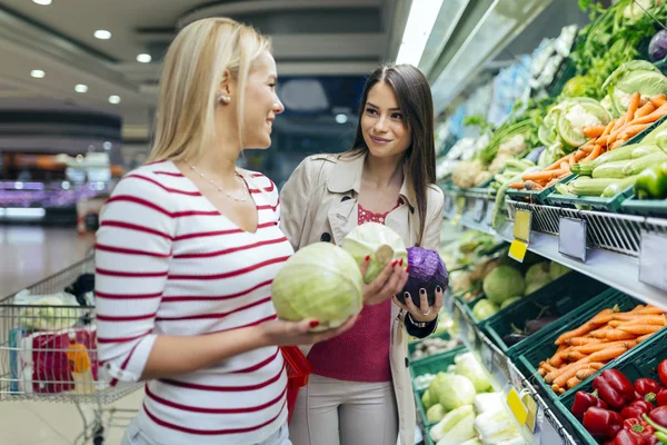 Schöne Frauen, die Gemüse und Obst einkaufen — Stockfoto