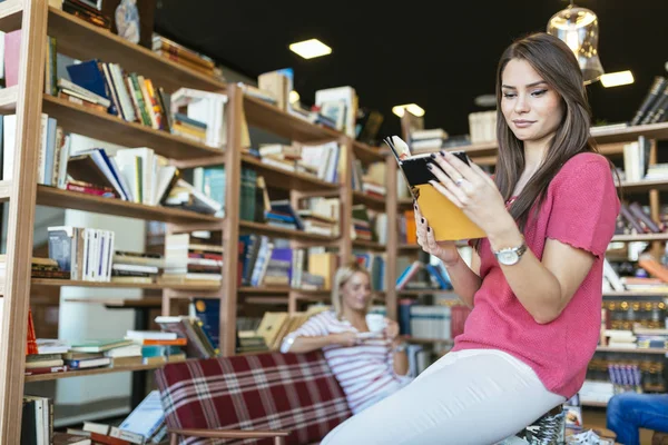 Студенты читают книги в библиотеке — стоковое фото
