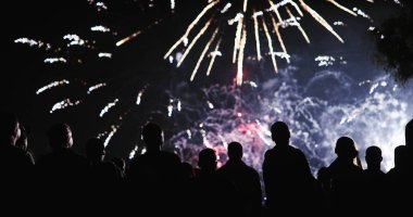Kalabalık havai fişek izlerken