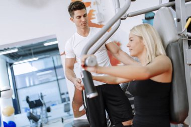 güzel bir kadın spor salonunda egzersiz