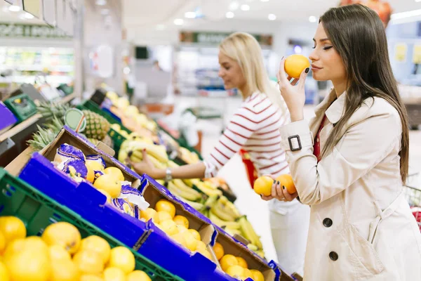 Красивые женщины покупки овощей и фруктов — стоковое фото