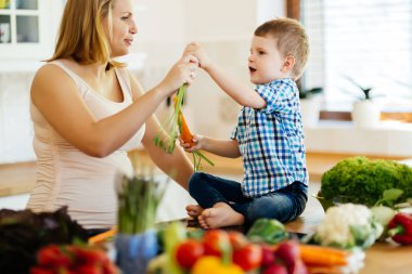 Anne ve çocuk yemek hazırlama