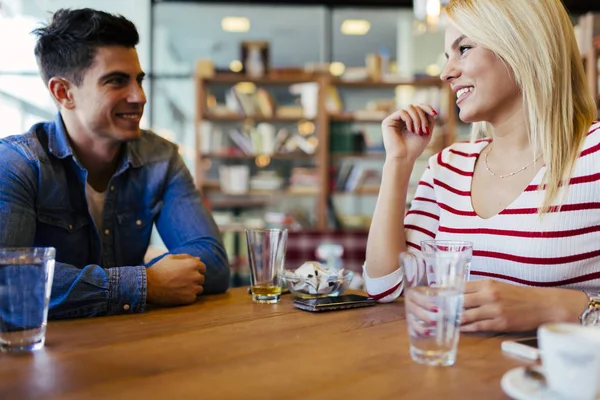 Amis bavardage et bavardage dans le café — Photo