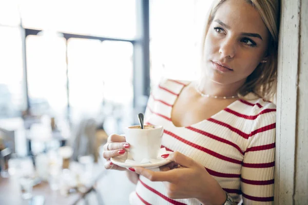 Πορτρέτο του μια όμορφη γυναίκα που πίνει καφέ — Φωτογραφία Αρχείου