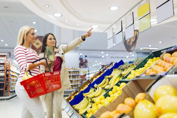 Beautiful women shopping — Stock Photo, Image