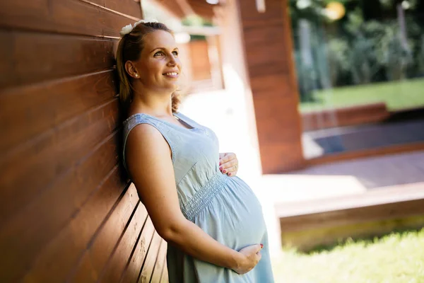 Mooie zwangere vrouw — Stockfoto