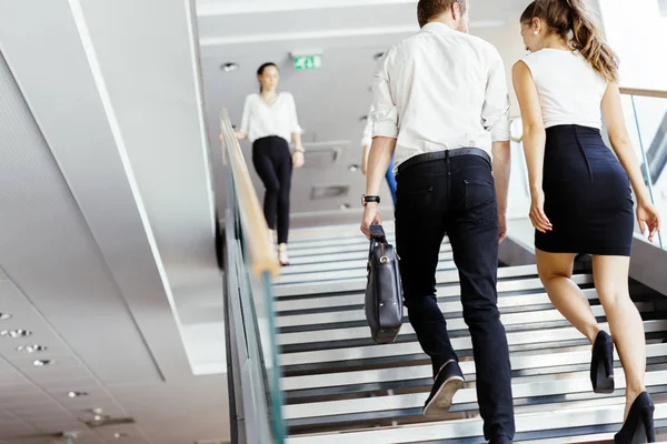 Groupe d'hommes d'affaires marchant et prenant les escaliers — Photo