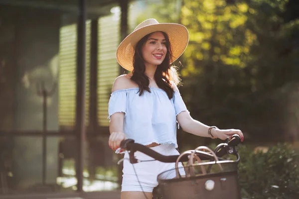 Frau genießt Zeit auf dem Fahrrad — Stockfoto