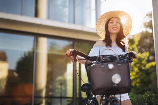 Mujer disfrutando de tiempo en bicicleta — Foto de Stock