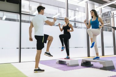 Kişisel antrenör stajyerler ile egzersiz