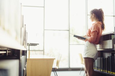 Kadın bir kütüphane kitap okuma