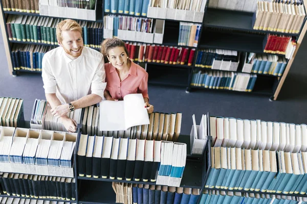 Studenti che imparano, leggono in biblioteca — Foto Stock